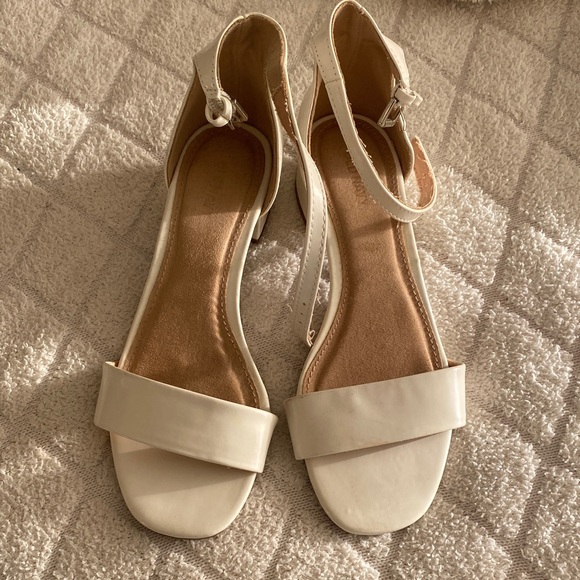 Elegant Cream shoes - Picture 1 of 2